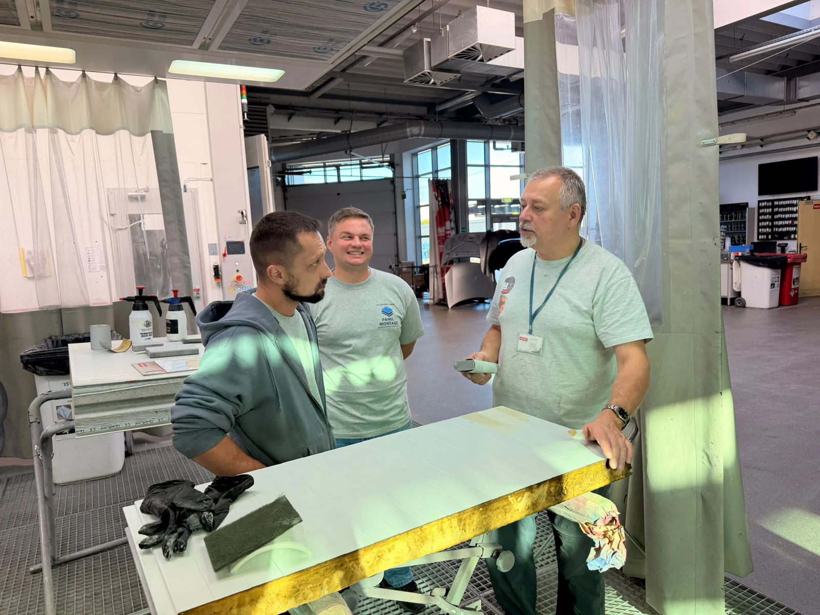Besprechung der Arbeit an einer Paneelprobe während der Schulung von Panel Montage